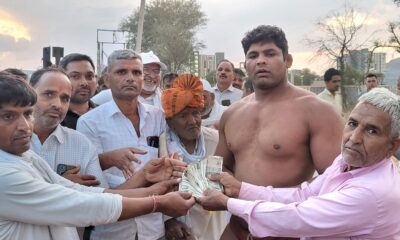 मेले में कुश्ती विजेताओं को सम्मानित करते हुए