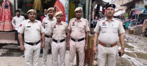 पुलिस और कमांडो टीम ने शहर के मार्केट क्षेत्र व पार्कों में किया गश्त।