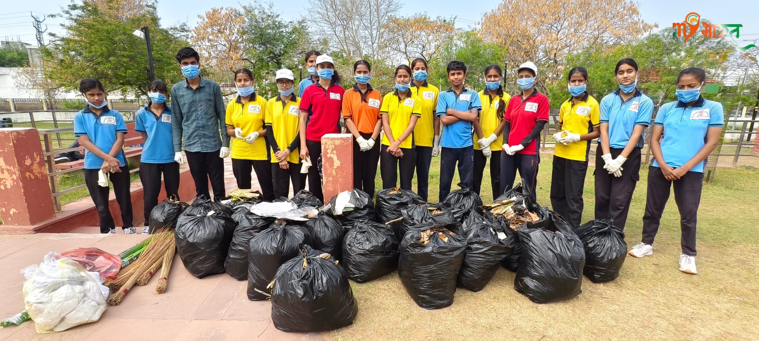 पदयात्रा निकलते माय भारत युवा स्वयंसेवक।