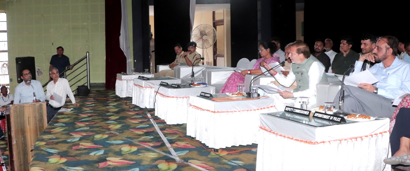 नारनौल में ग्रीवेंस की बैठक लेते मंत्री अरविंद शर्मा।