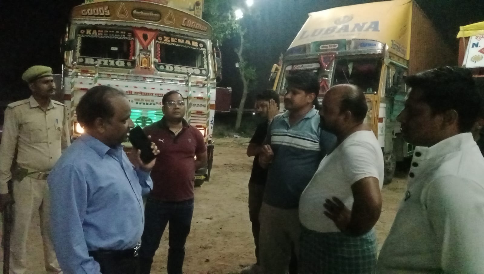 अवैध खनिज वाहनों की जांच करते अधिकारी