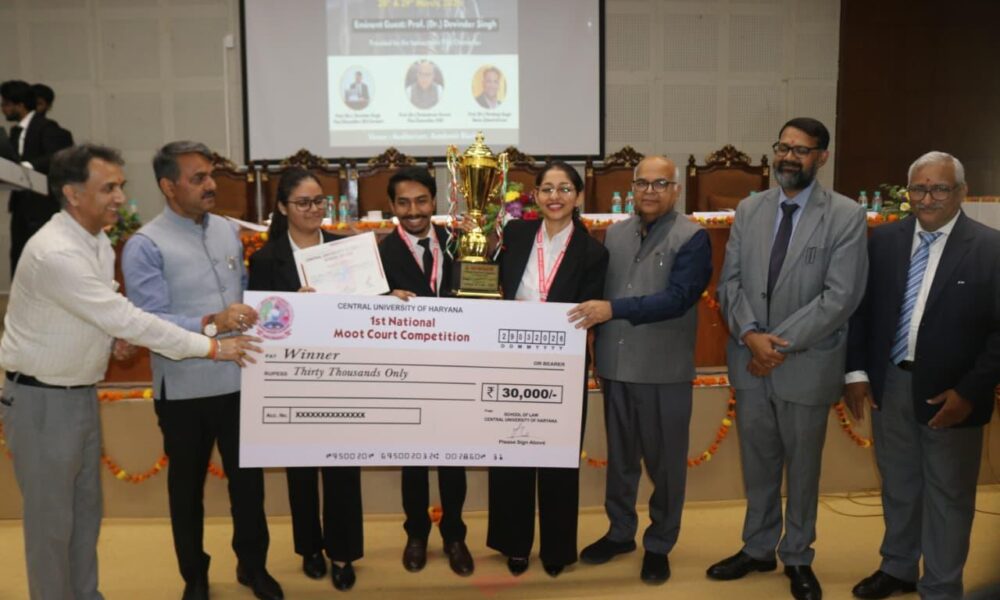 मूट कोर्ट प्रतियोगिता के समापन सत्र में मुख्य अतिथि प्रो. देविंदर सिंह को स्मृति चिन्ह भेंट करते कुलपति प्रो. टंकेशवर कुमार