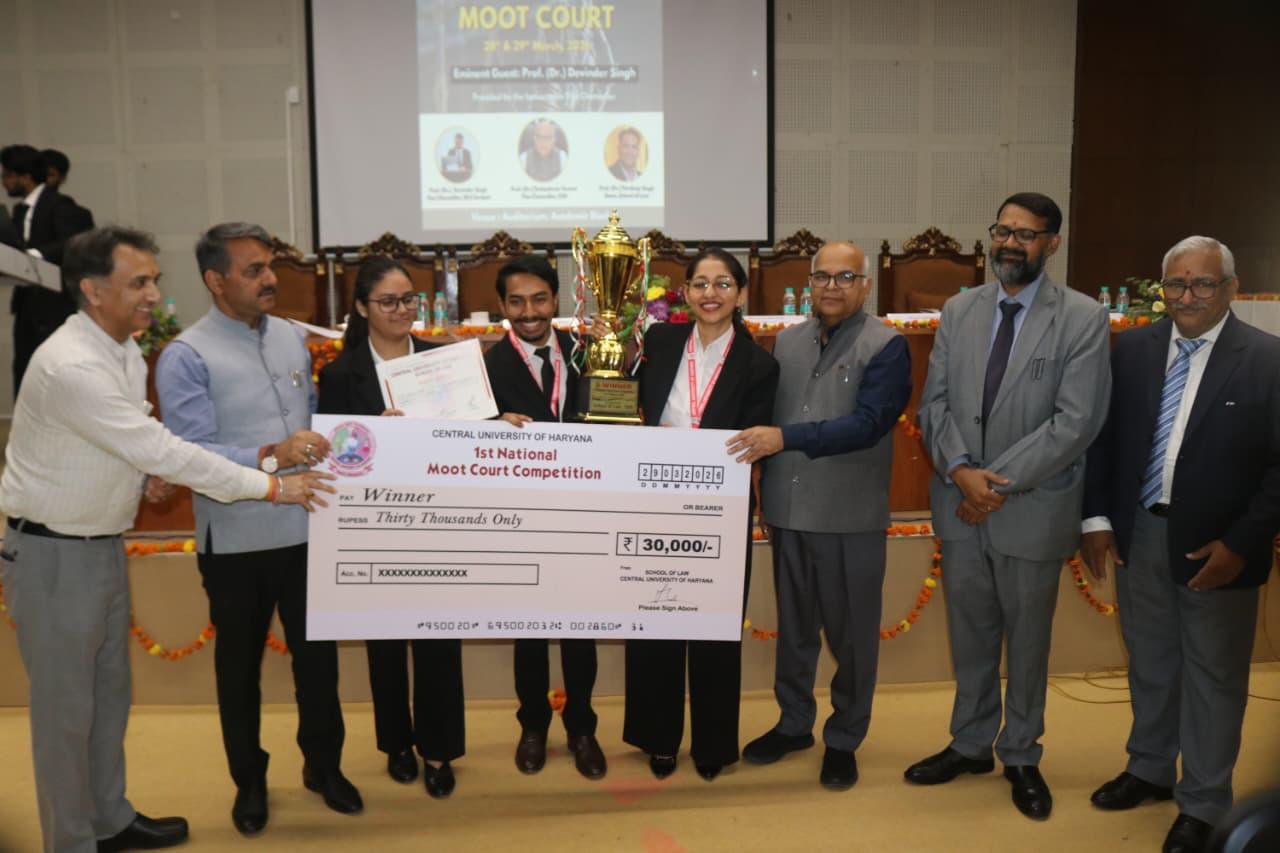 मूट कोर्ट प्रतियोगिता के समापन सत्र में मुख्य अतिथि प्रो. देविंदर सिंह को स्मृति चिन्ह भेंट करते कुलपति प्रो. टंकेशवर कुमार