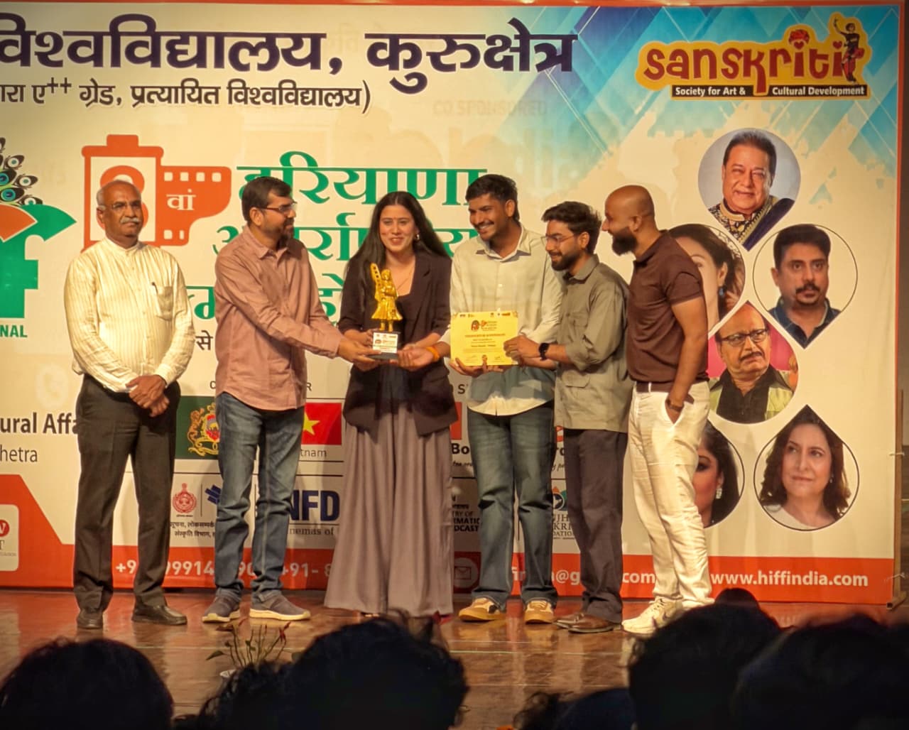 बेस्ट स्क्रीनप्ले अवॉर्ड के साथ पवन कौशिक