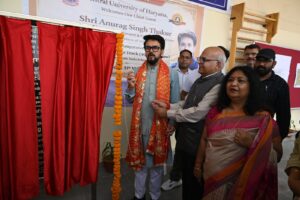 सिंथेटिक एथलेटिक्स ट्रैक का उद्घाटन करते अनुराग सिंह ठाकुर व कुलपति प्रो. टंकेशवर कुमार