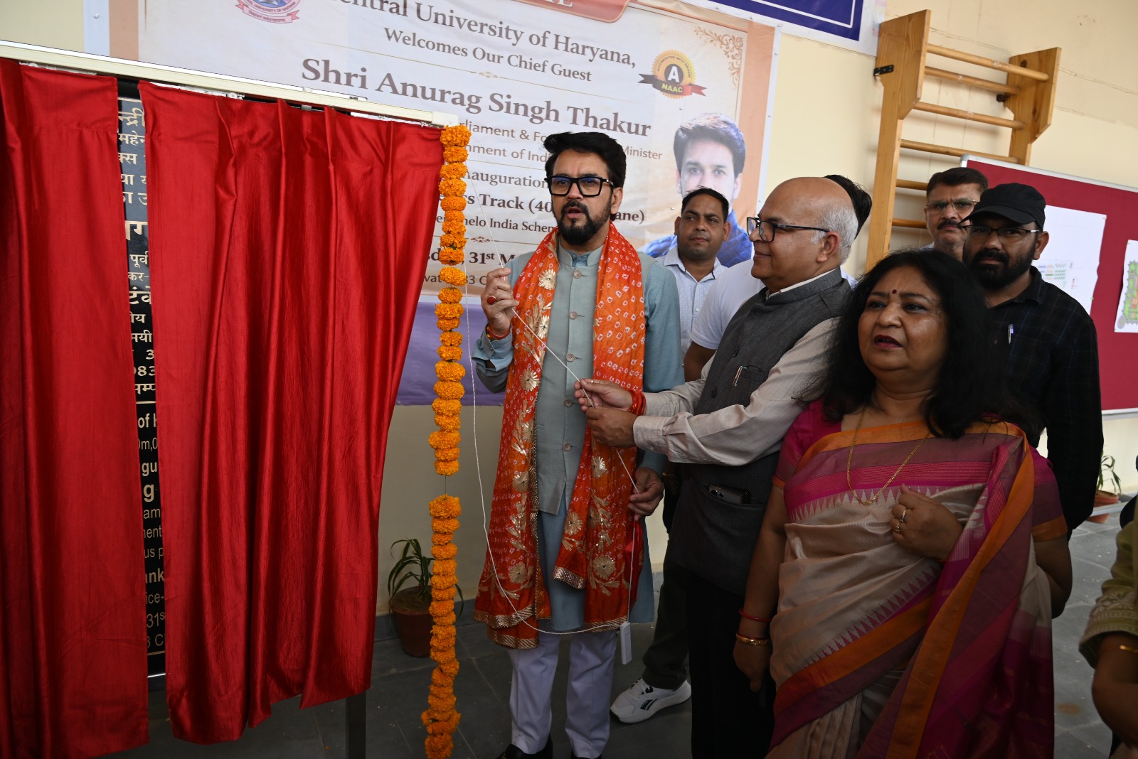 सिंथेटिक एथलेटिक्स ट्रैक का उद्घाटन करते अनुराग सिंह ठाकुर व कुलपति प्रो. टंकेशवर कुमार