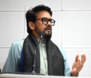 महेंद्रगढ़ में सिंथेटिक एथलेटिक्स ट्रैक का उदघाटन करते सांसद अनुराग ठाकुर।