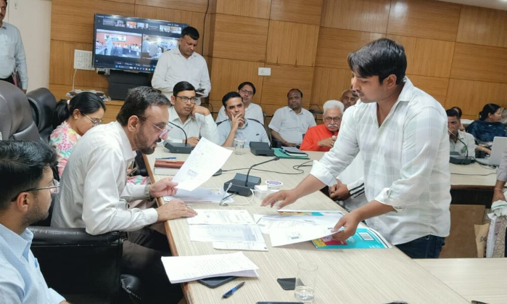 आमजन की समस्याएं सुनते डीसी कैप्टन मनोज कुमार।