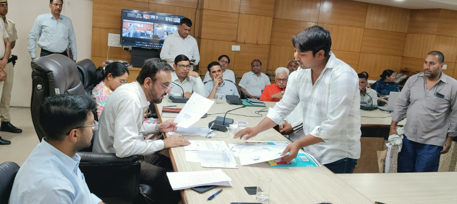 आमजन की समस्याएं सुनते डीसी कैप्टन मनोज कुमार।