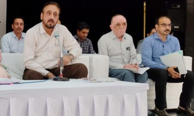 पेट्रोलियम पदार्थ एवं उर्वरक वितरक एजेंसी संचालकों को संबोधित करते उपायुक्त कैप्टन मनोज कुमार