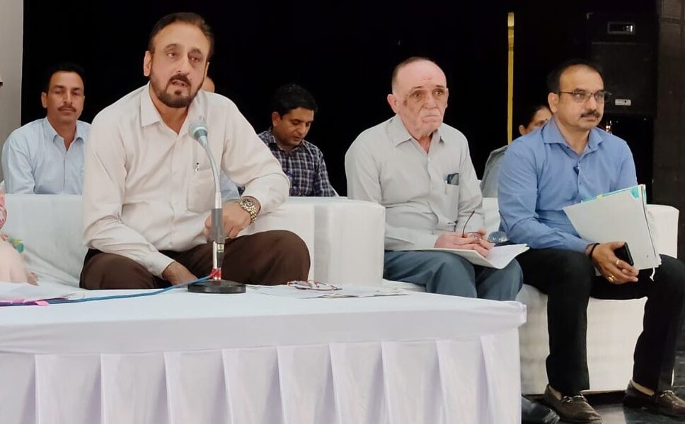 पेट्रोलियम पदार्थ एवं उर्वरक वितरक एजेंसी संचालकों को संबोधित करते उपायुक्त कैप्टन मनोज कुमार