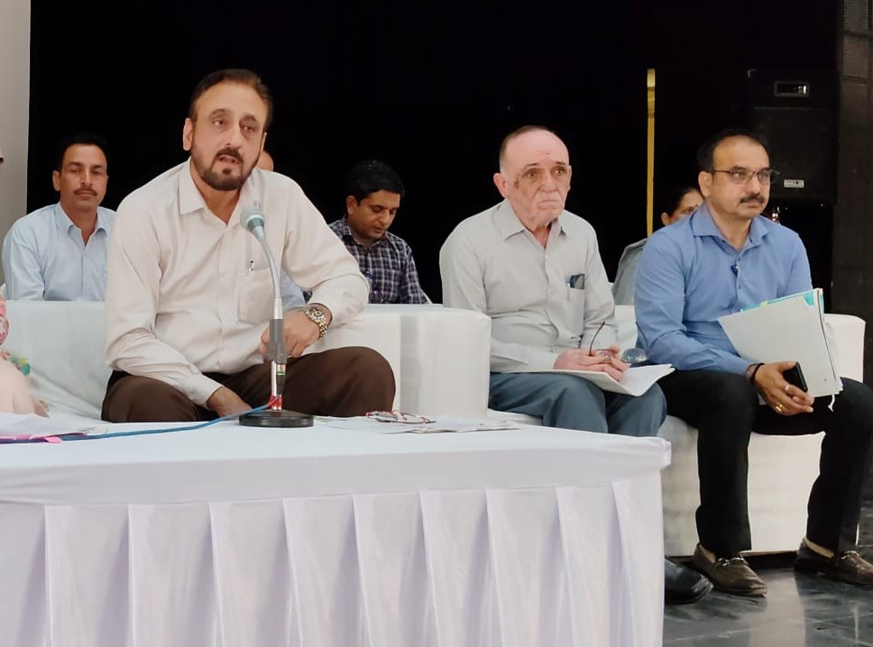 पेट्रोलियम पदार्थ एवं उर्वरक वितरक एजेंसी संचालकों को संबोधित करते उपायुक्त कैप्टन मनोज कुमार