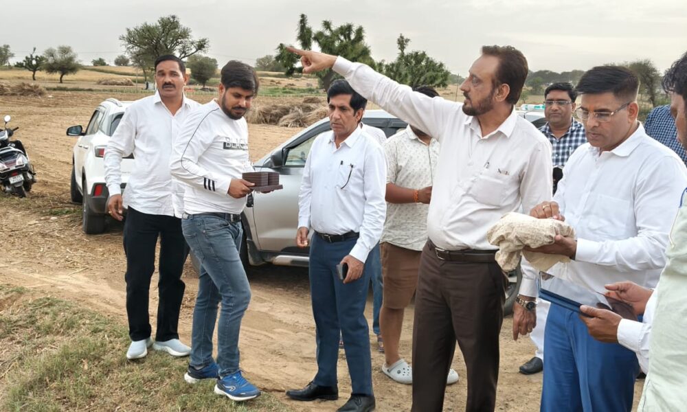 फसल गिरदावरी की जांच करते उपायुक्त कैप्टन मनोज कुमार