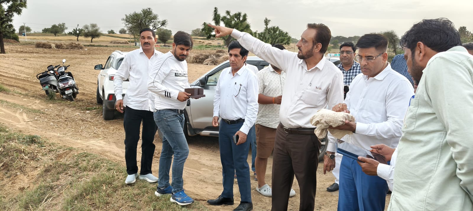 फसल गिरदावरी की जांच करते उपायुक्त कैप्टन मनोज कुमार