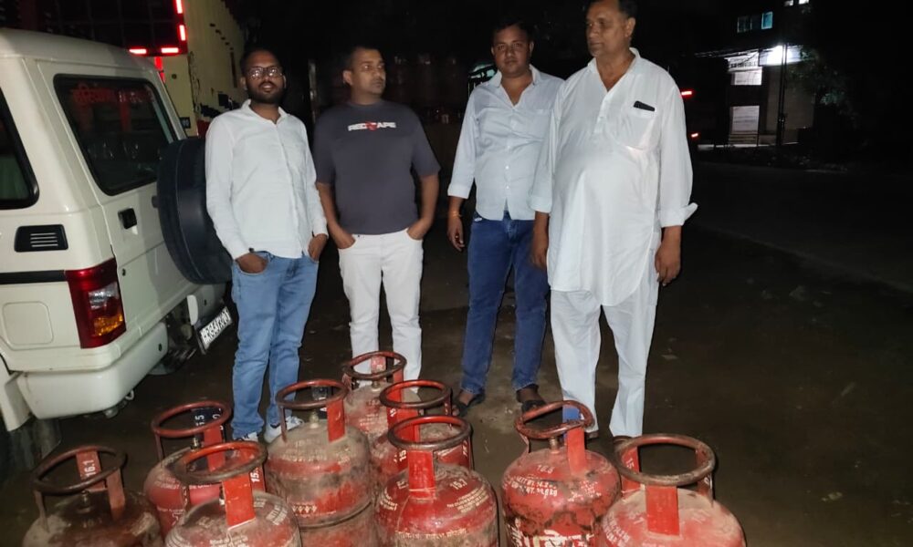 छापेमारी के दौरान जब्त किए गए गैस सिलेंडर