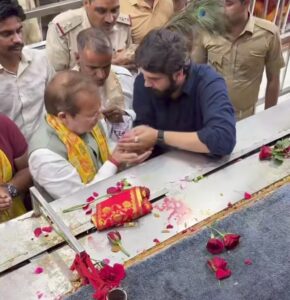 खाटूश्यामजी मंदिर में बाबा श्याम के दर्शन करते कैबिनेट मंत्री डॉ. अरविंद कुमार शर्मा