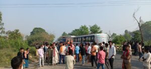 छठ स्तूप तोड़ने से ग्रामीणों में आक्रोश भड़का, एनएच727 पर यातायात अवरुद्ध