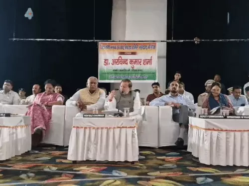 नारनौल में ग्रीवेंस की बैठक लेते मंत्री अरविंद शर्मा।