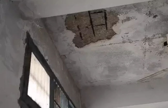 नारनौल पीजी कॉलेज में मिड टर्म परीक्षा के दौरान कक्षा की छत का प्लास्टर गिरा