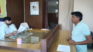 समाधान शिविर में शिकायतों पर गंभीरता से सुनवाई करते अधिकारी