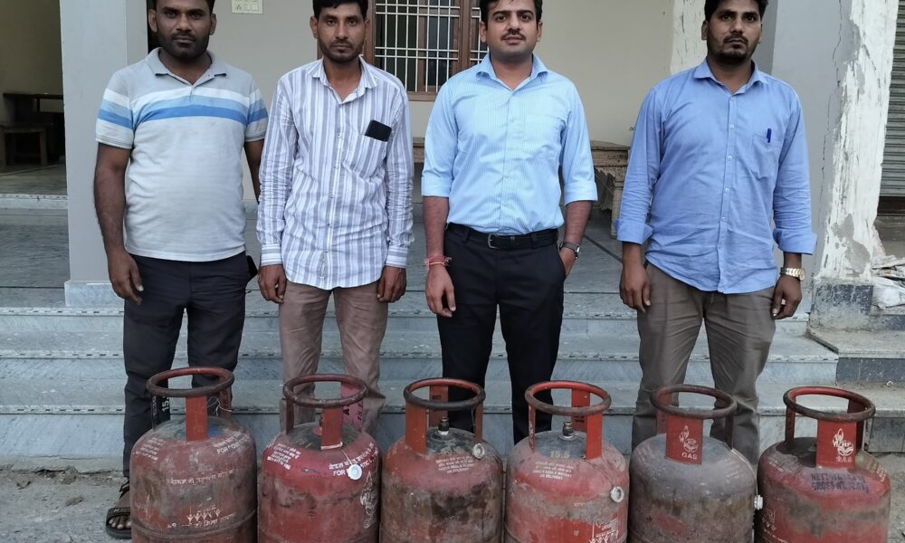 महेंद्रगढ़ में गैस कालाबाजारी के खिलाफ कार्रवाई के दौरान जांच करते अधिकारी।