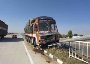 NH-148B हाईवे पर डिवाइडर पर चढ़ा ट्रक