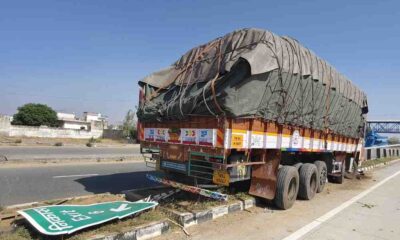 NH-148B हाईवे पर डिवाइडर पर चढ़ा क्षतिग्रस्त ट्रक