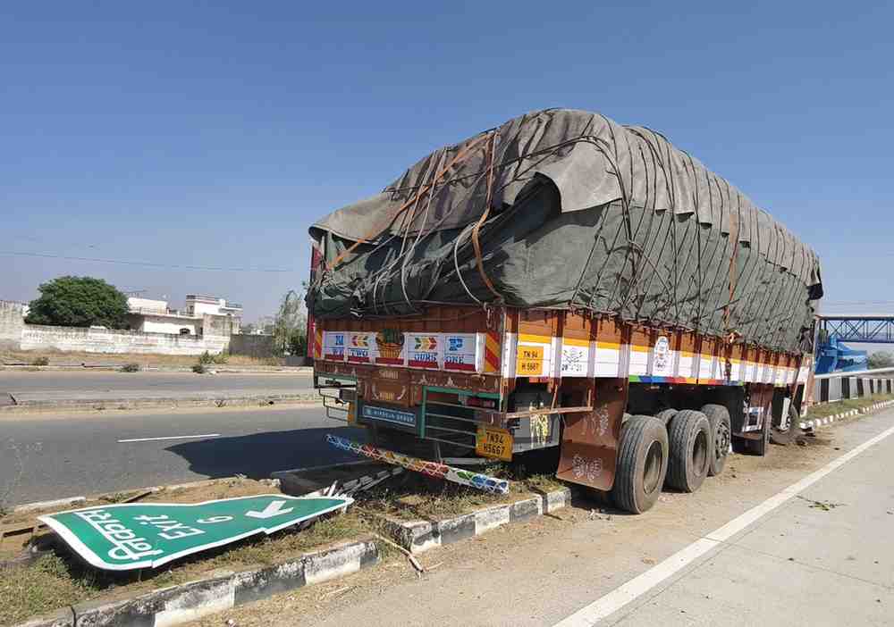 NH-148B हाईवे पर डिवाइडर पर चढ़ा क्षतिग्रस्त ट्रक