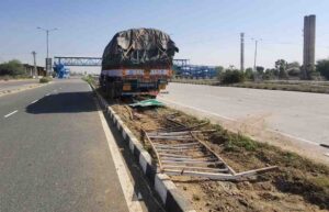 NH-148B हाईवे पर डिवाइडर पर चढ़ा ट्रक