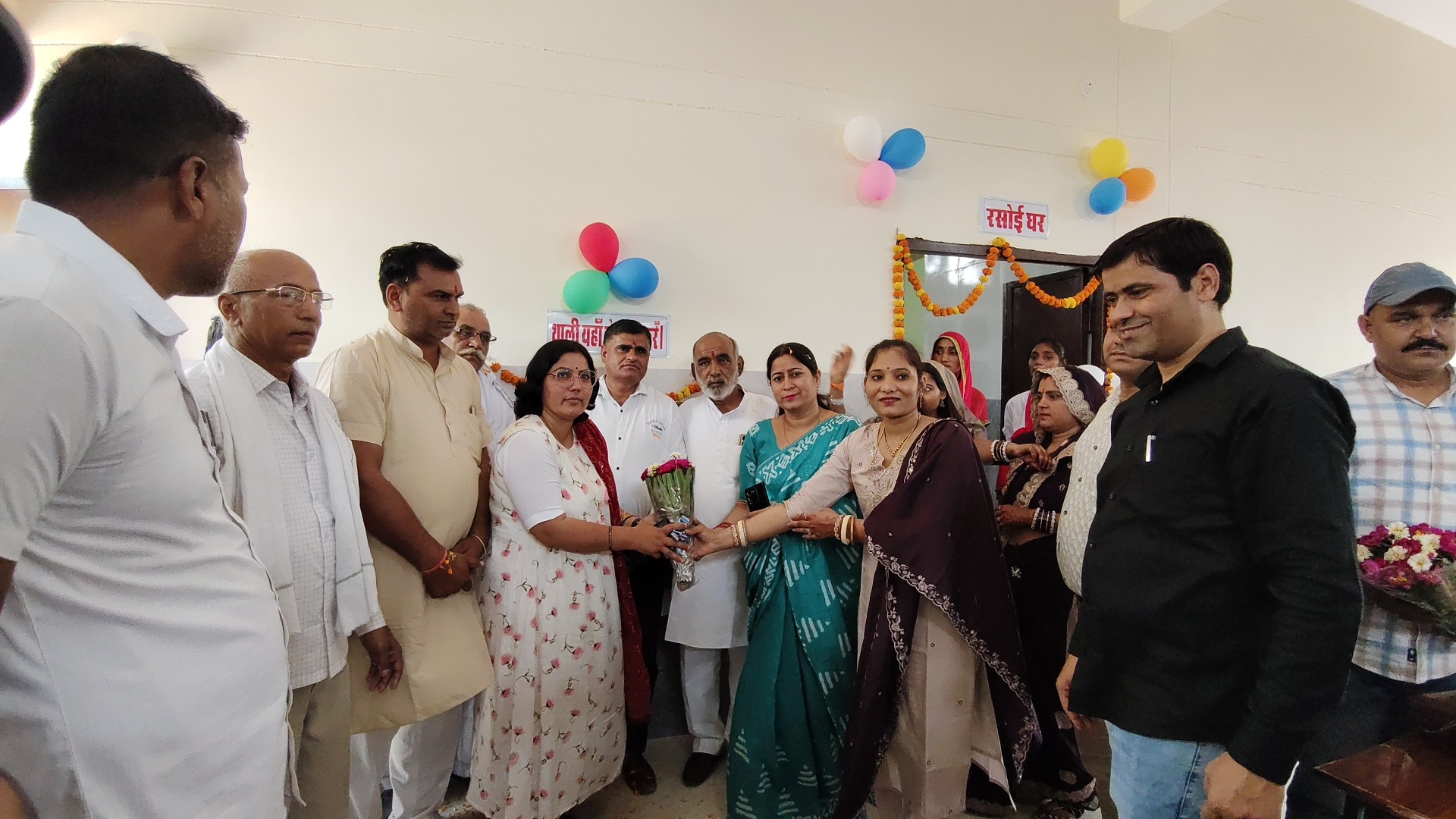 सामाजिक कार्यक्रम में अतिथियों का स्वागत, क्षेत्र के लोग बड़ी संख्या में रहे मौजूद