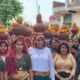 कलश यात्रा के दौरान सिर पर कलश लिए आगे बढ़ती महिला श्रद्धालु
