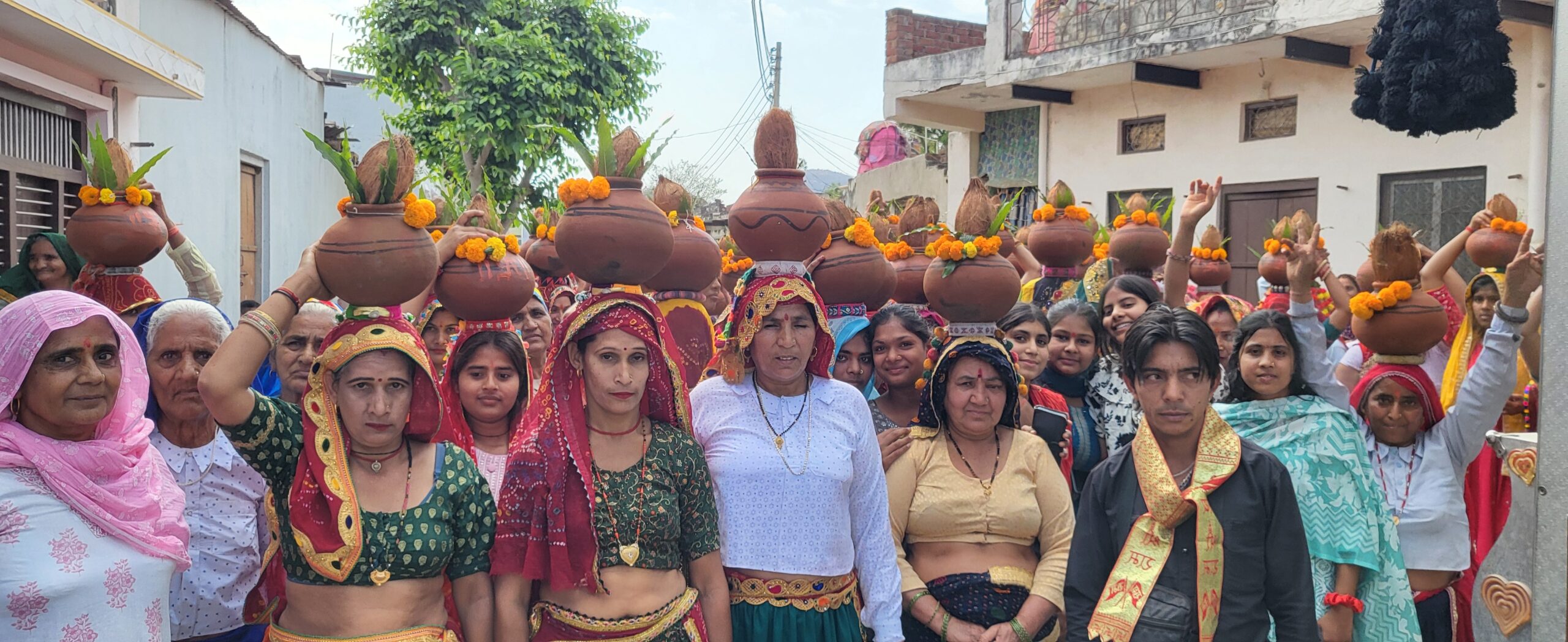 कलश यात्रा के दौरान सिर पर कलश लिए आगे बढ़ती महिला श्रद्धालु