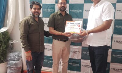 रक्तदान शिविर में सराहनीय योगदान पर प्रमाण पत्र देकर सम्मानित करते आयोजक।