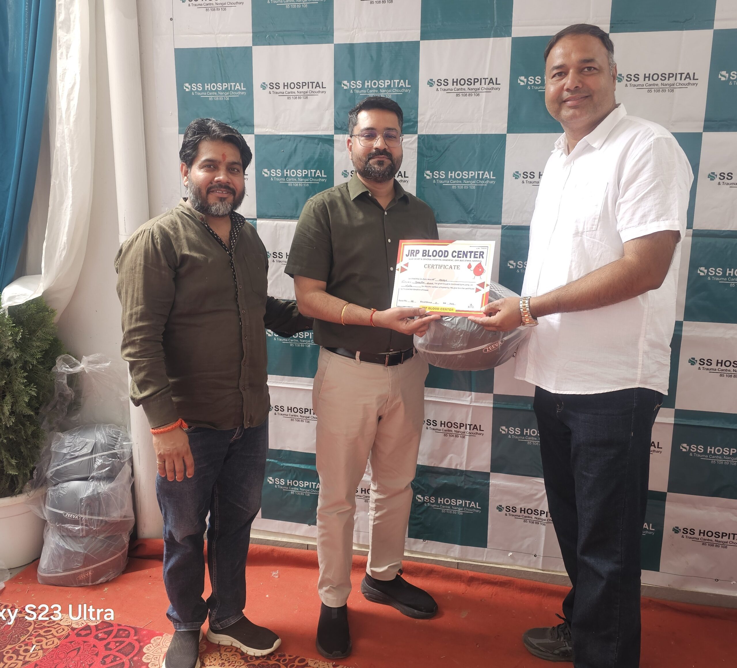 रक्तदान शिविर में सराहनीय योगदान पर प्रमाण पत्र देकर सम्मानित करते आयोजक।