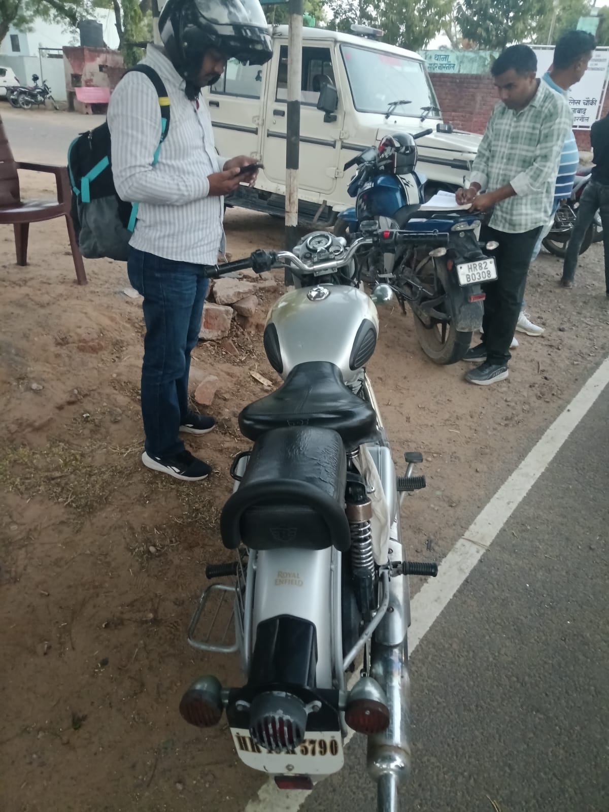 नारनौल में पुलिस का विशेष अभियान, 46 बिना नंबर प्लेट वाहन पकड़े