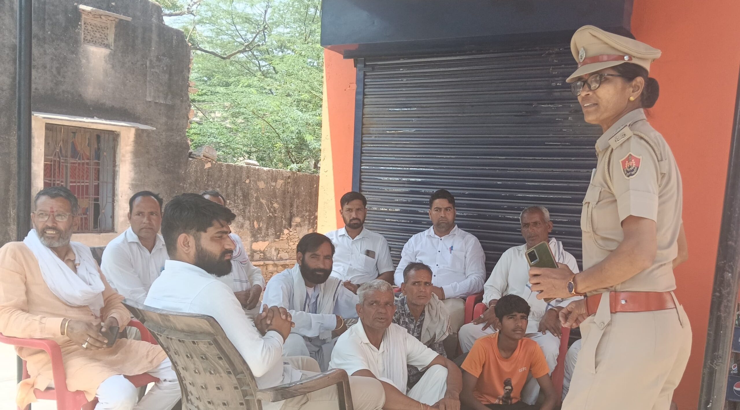 निजामपुर के गांव रोपड़ सराय में पुलिस ने नशा मुक्त अभियान के तहत जागरूकता कार्यक्रम