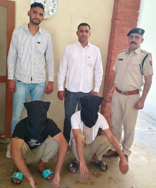 पुलिस ने दो आरोपियों को किया गिरफ्तार, चेहरा ढककर पेश किए गए आरोपी