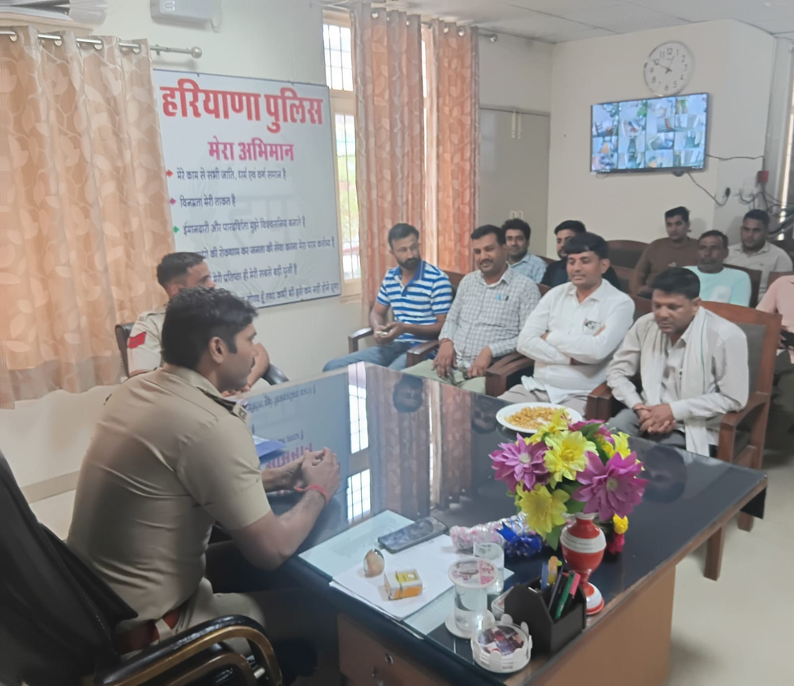 कानून व्यवस्था को मजबूत करने के लिए पुलिस ने ग्रामीणों के साथ की अहम बैठक