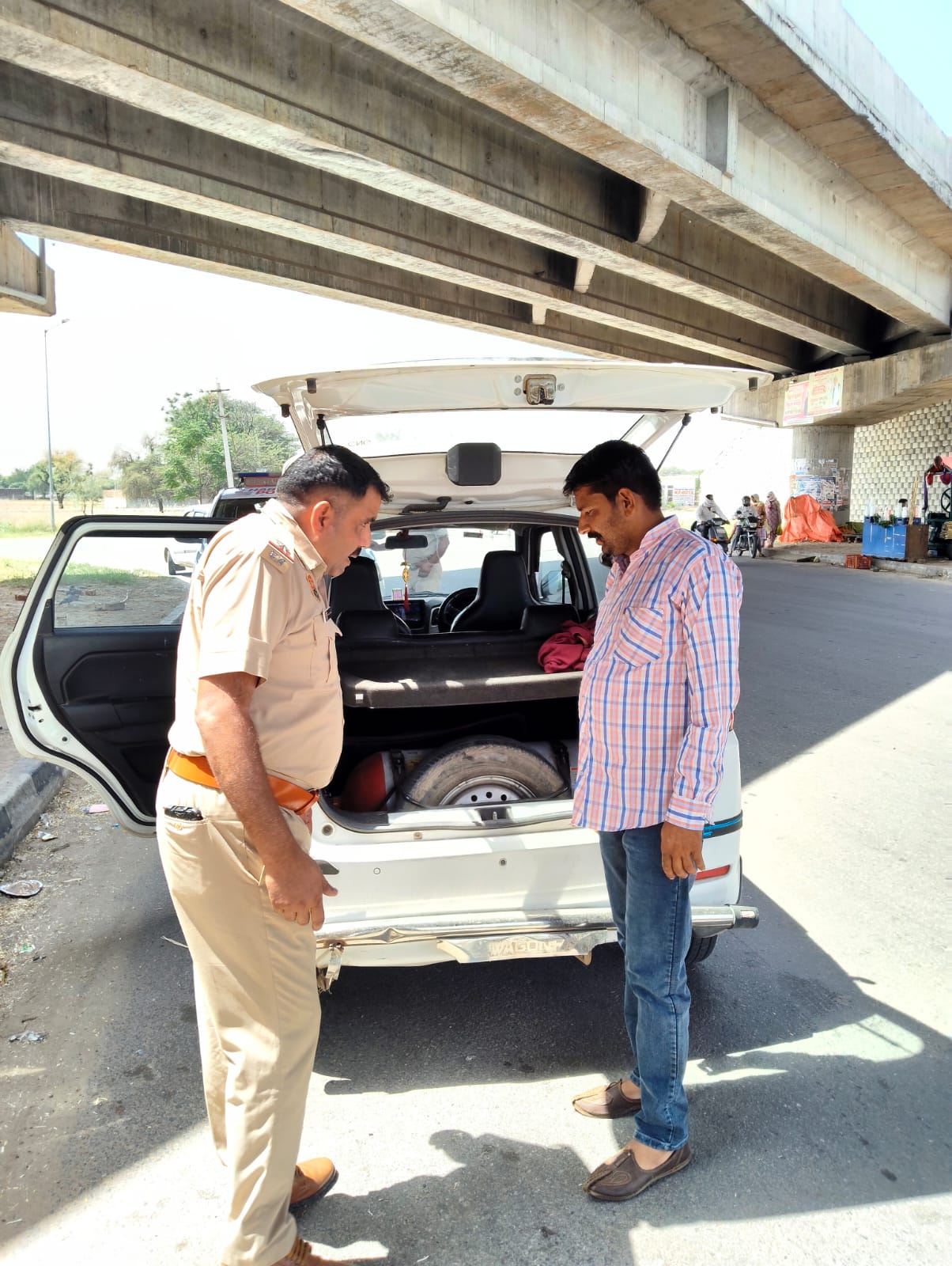 सघन चेकिंग अभियान के दौरान पुलिसकर्मी ने वाहन की तलाशी लेते हुए जांच की
