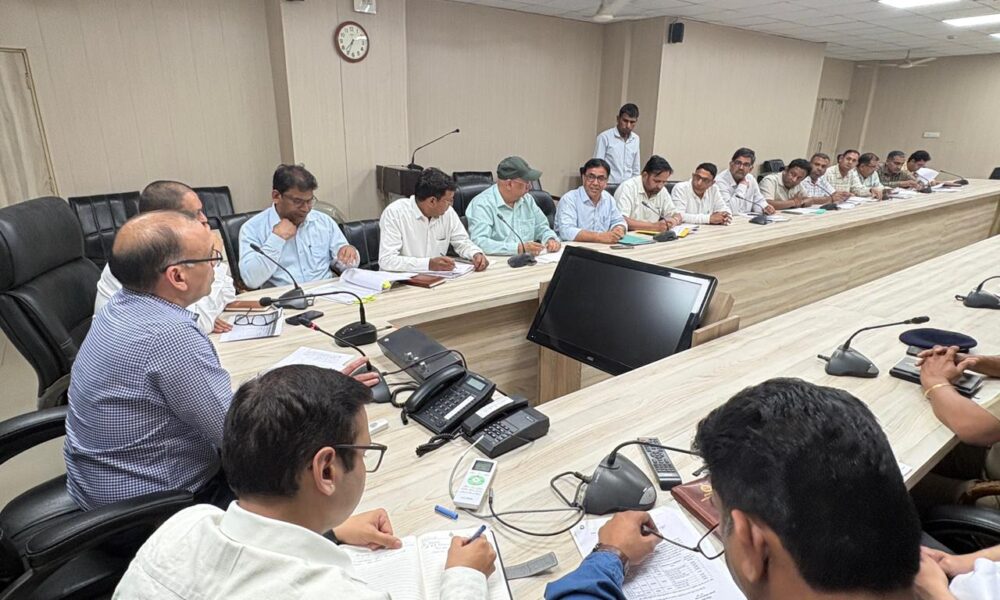 फतेहाबाद में खरीद व्यवस्था को लेकर बैठक लेते डीसी डॉ. विवेक भारती