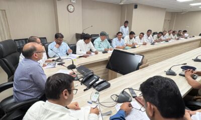 फतेहाबाद में खरीद व्यवस्था को लेकर बैठक लेते डीसी डॉ. विवेक भारती