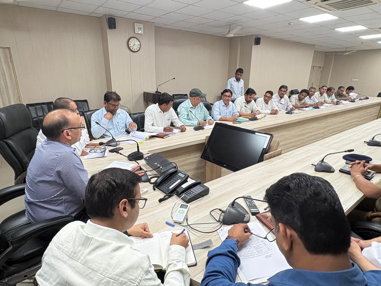 फतेहाबाद में खरीद व्यवस्था को लेकर बैठक लेते डीसी डॉ. विवेक भारती