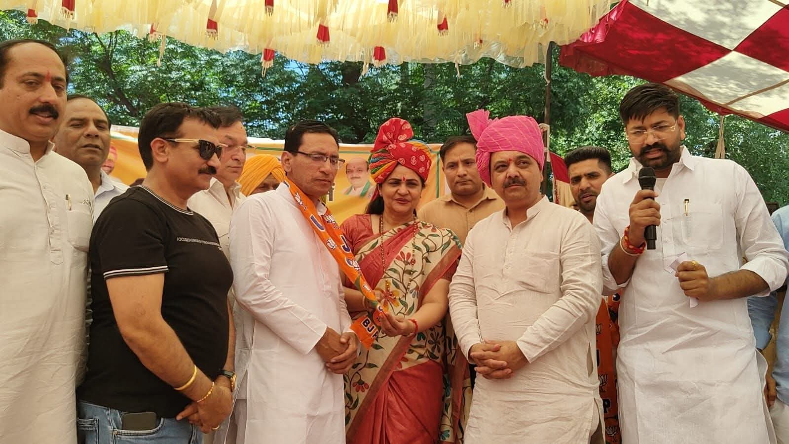 फतेहाबाद के रताखेड़ा में भाजपा ज्वाइन करते सुभाष खिलेरी, साथ में पूर्व सांसद सुनीता दुग्गल व कार्यकर्ता