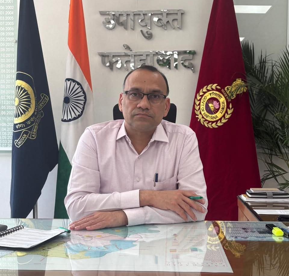 सरकारी योजनाओं के प्रभावी क्रियान्वयन को लेकर उपायुक्त ने की समीक्षा बैठक।