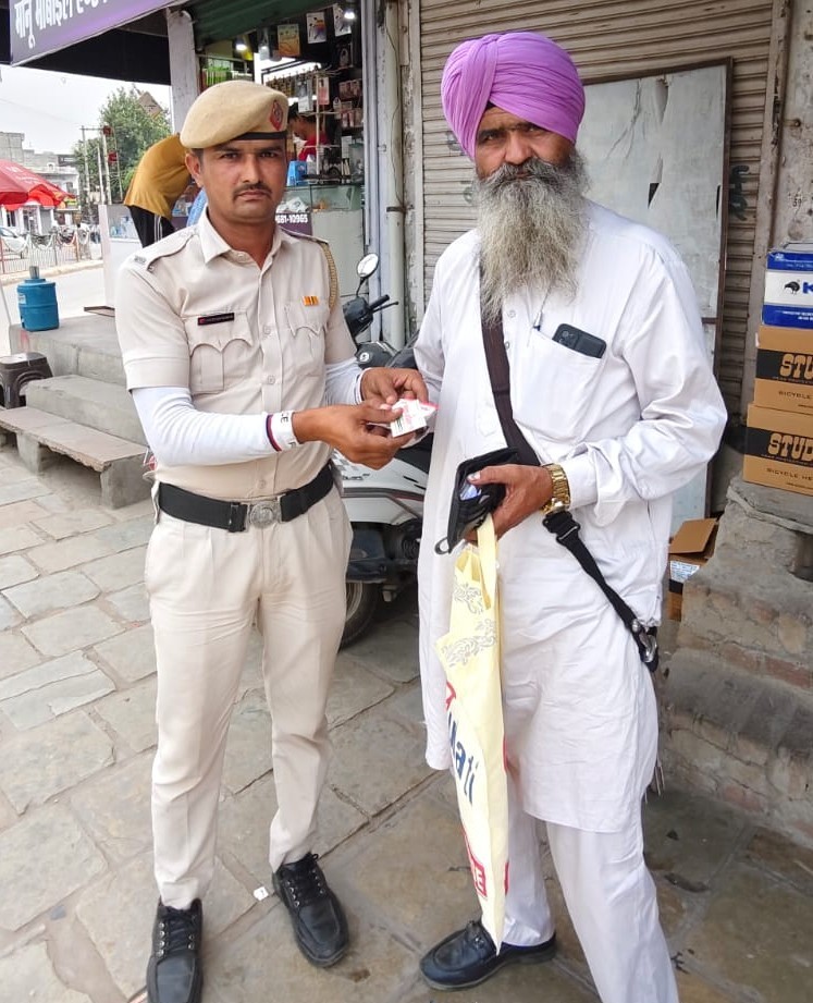 ड्यूटी के दौरान मिला पर्स, पुलिस कर्मी ने मालिक तक पहुंचाकर पेश की मिसाल।