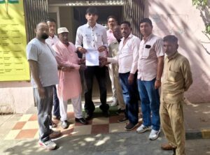 अधिकारी को आंदोलन का नोटिस देते नगरपालिका कर्मचारी संघ के पदाधिकारी।