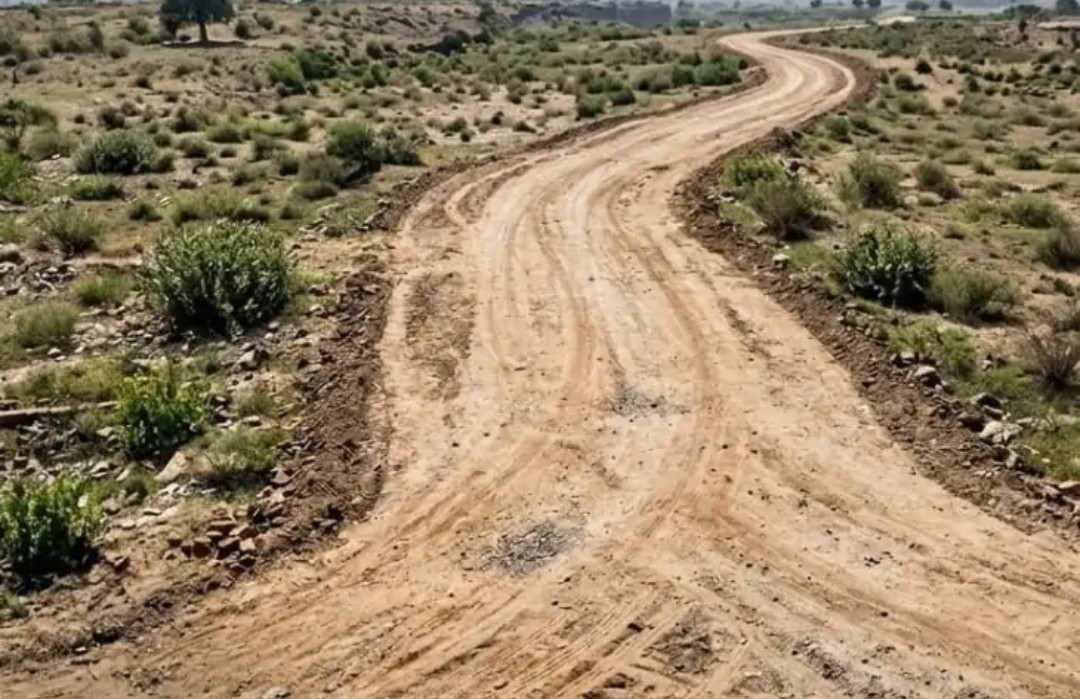 विकास की राह में बाधा बनी जर्जर सड़क, ग्रामीणों ने की पक्की सड़क की मांग