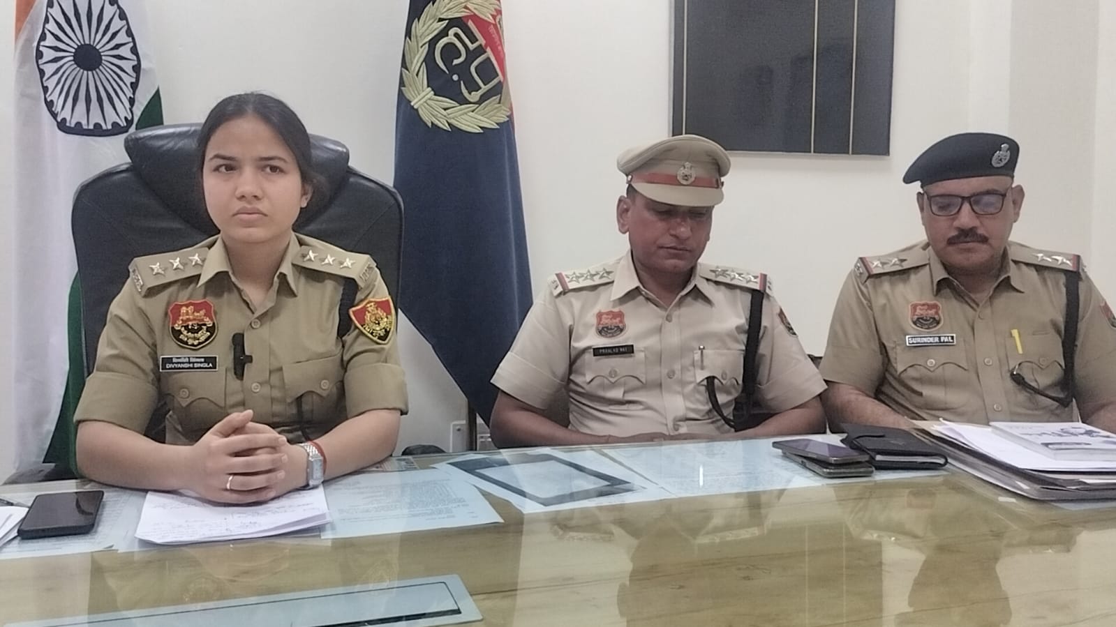 एएसपी श्रीमती दिव्याशीं सिंगला जानकारी देते हुए