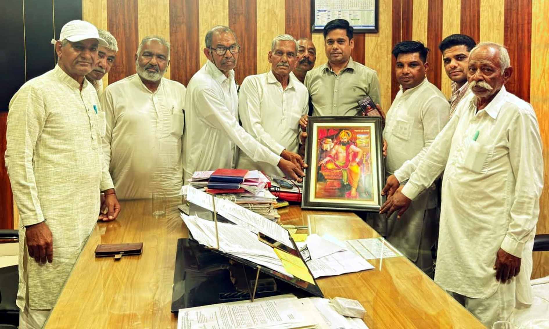 बिजली विभाग के एक्सईएन अशोक वर्मा को सम्मानित करते प्रजापति समाज के लोग।