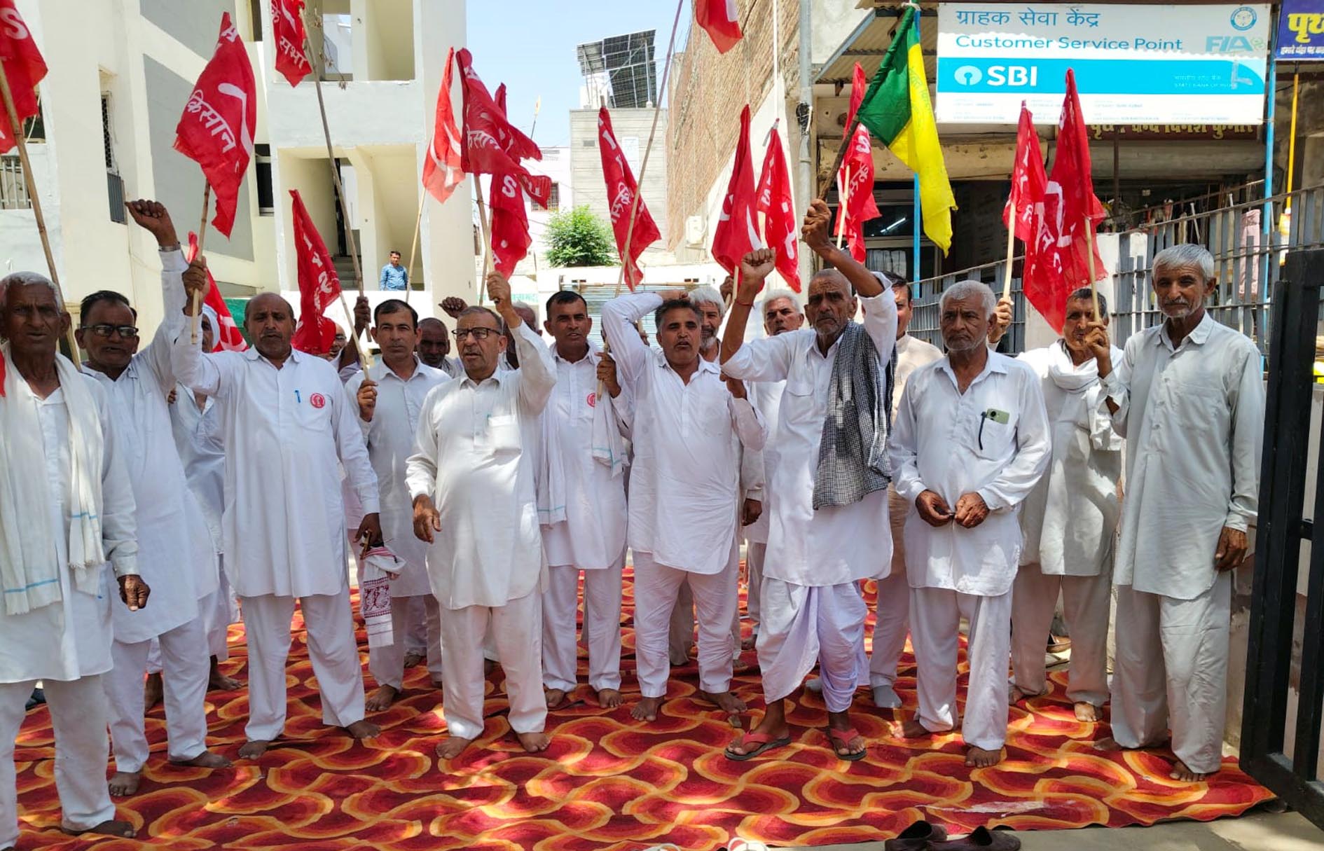 भट्टूकलां में मार्किट कमेटी कार्यालय के बाहर प्रदर्शन करते किसान।